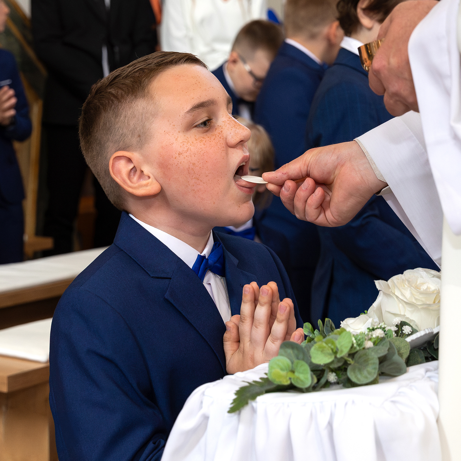 Przy komunii chłopiec